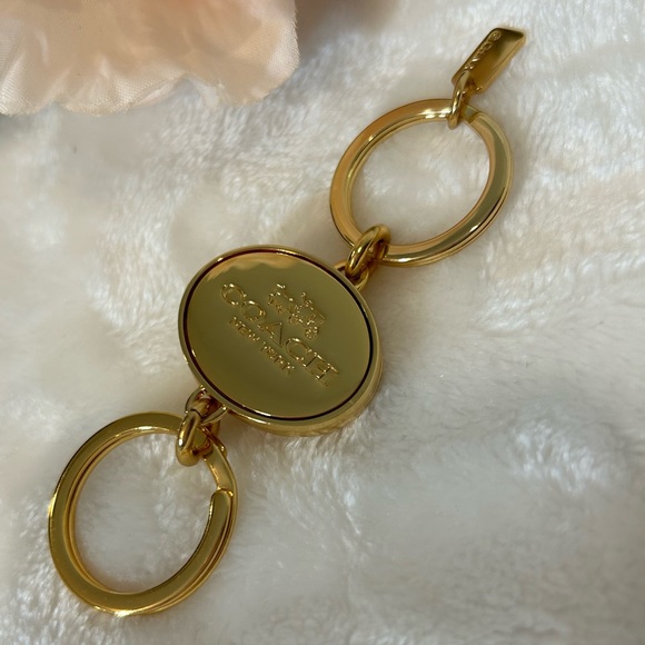 Coach Signature C Turnlock Valet Keyring in Goldtone - Picture 2 of 9